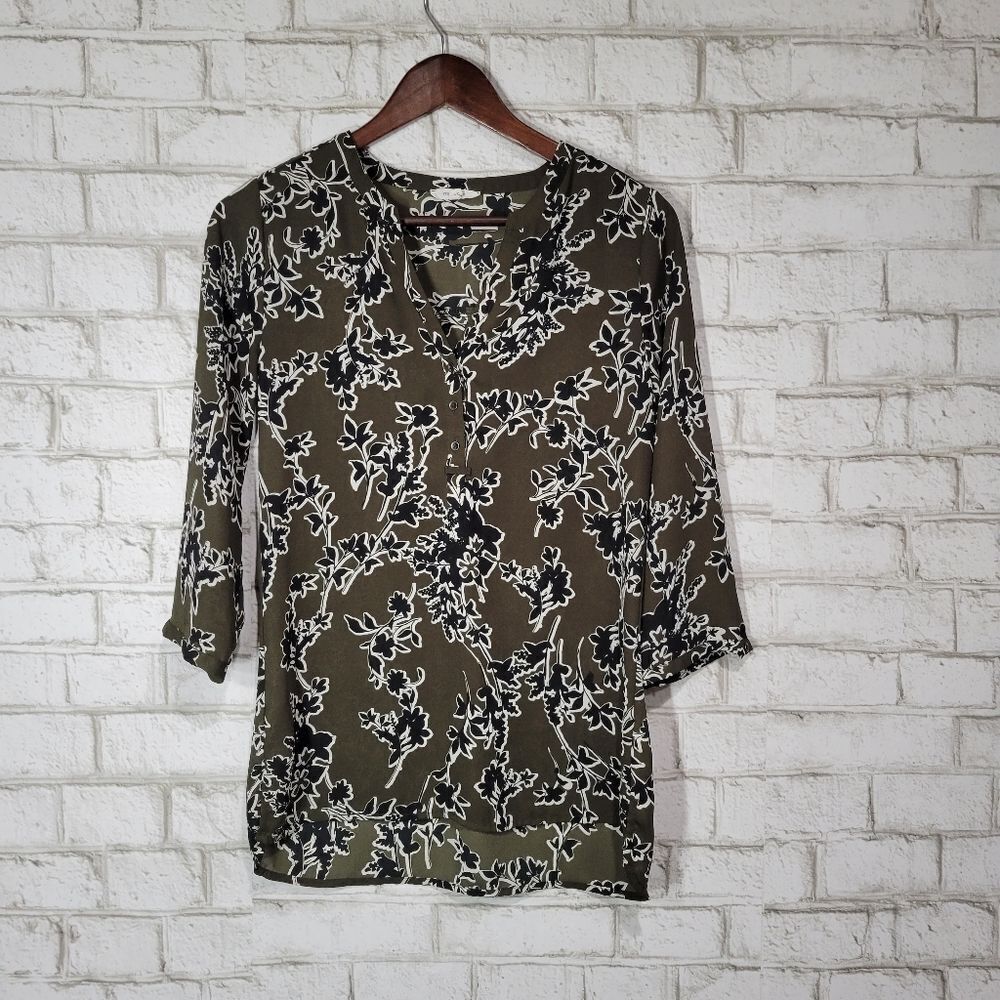 Maurices‎ green/black floral blouse